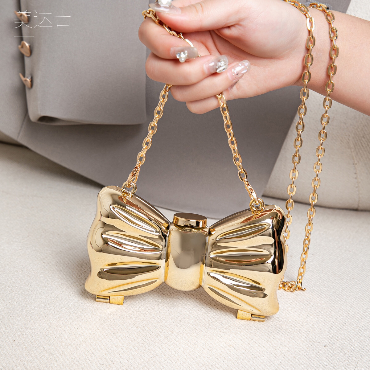 Glossy Gold Metal Bow Shaped M - огляд і ціна Luxury Bags Trending